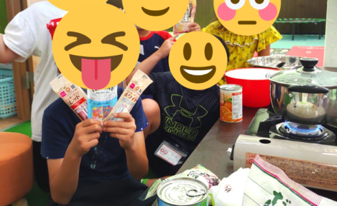 放課後等デイサービスでの白玉だんご作りの風景