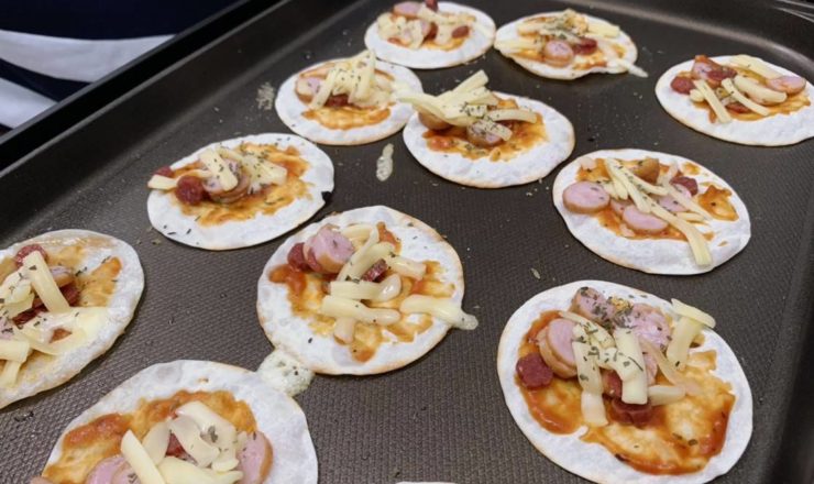 餃子の皮でピザ作り♪